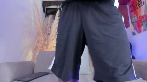 Snapshot of juliensaint_ chatting on May 17, 12:01 pm Julien online show from May 17, 12:01 pm