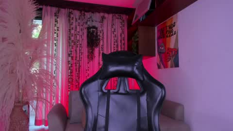 Snapshot of juliensaint_ chatting on May 18, 11:49 am Julien online show from May 18, 11:49 am