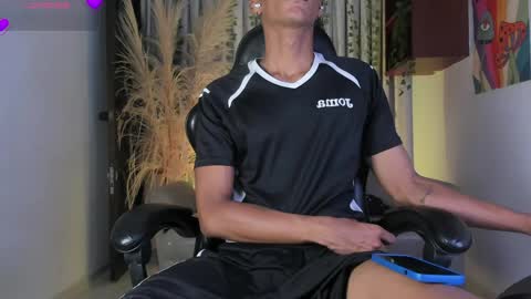 Snapshot of juliensaint_ chatting on May 21, 10:44 am Julien online show from May 21, 10:44 am