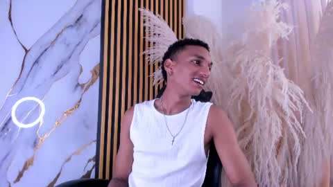 Snapshot of juliensaint_ chatting on June 13, 3:43 pm Julien online show from June 13, 3:43 pm