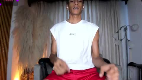 Snapshot of juliensaint_ chatting on June 17, 11:34 am Julien online show from June 17, 11:34 am