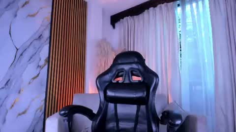 Snapshot of juliensaint_ chatting on June 28, 11:27 am Julien online show from June 28, 11:27 am