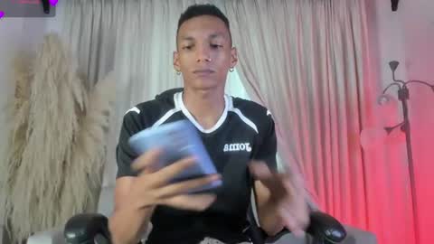 Snapshot of juliensaint_ chatting on July 1, 11:34 am Julien online show from July 1, 11:34 am