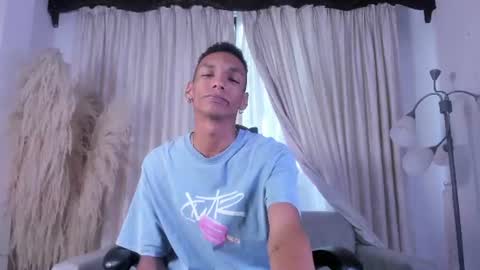 Snapshot of juliensaint_ chatting on July 2, 12:11 pm Julien online show from July 2, 12:11 pm
