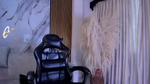 Snapshot of juliensaint_ chatting on July 12, 11:45 am Julien online show from July 12, 11:45 am