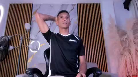 Snapshot of juliensaint_ chatting on July 16, 11:49 am Julien online show from July 16, 11:49 am