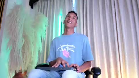 Snapshot of juliensaint_ chatting on July 24, 11:41 am Julien online show from July 24, 11:41 am