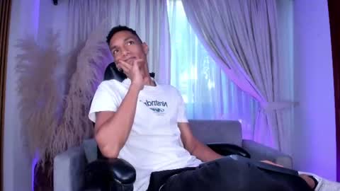 Snapshot of juliensaint_ chatting on July 28, 12:12 pm Julien online show from July 28, 12:12 pm