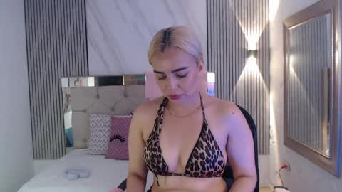julieta__fox_ online show from June 7, 4:00 pm