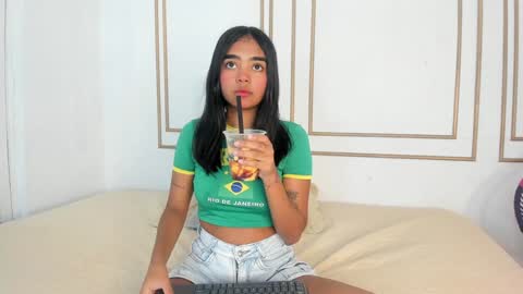 Snapshot of julieta_aguilar chatting on December 28, 7:22 pm Juli online show from December 28, 7:22 pm