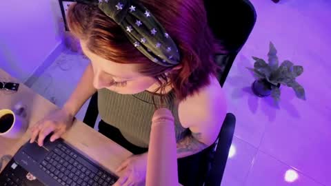 Snapshot of julieta_alves chatting on April 9, 11:04 am July online show from April 9, 11:04 am