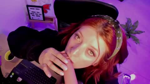 Snapshot of julieta_alves chatting on May 12, 11:13 pm July online show from May 12, 11:13 pm