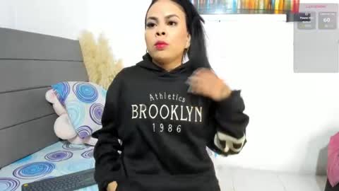 Snapshot of julieta_coopeer_ chatting on June 25, 10:09 am Julieta online show from June 25, 10:09 am