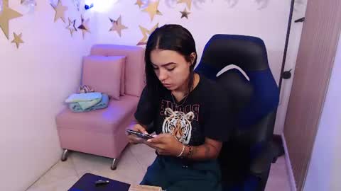 Snapshot of julieta_fn chatting on June 18, 1:48 pm julieta_fn online show from June 18, 1:48 pm