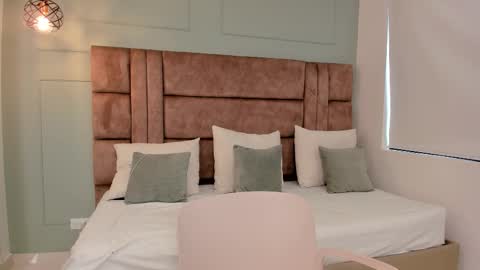 Snapshot of julieta_rose__ chatting on October 25, 8:47 pm online show from October 25, 8:47 pm