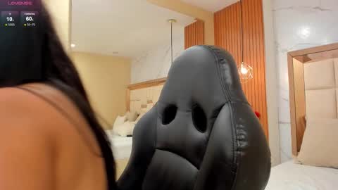 Snapshot of julieta_rose__ chatting on November 8, 10:15 am online show from November 8, 10:15 am