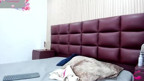 julietakane online show from December 4, 5:39 am