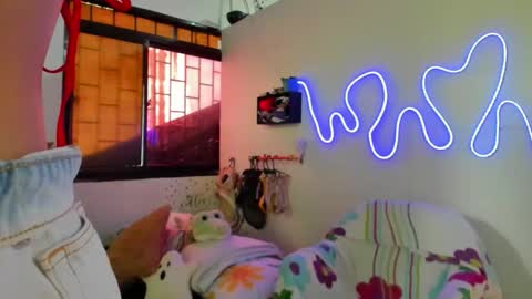 Snapshot of juliette_sweet05 chatting on October 19, 3:12 pm juliette online show from October 19, 3:12 pm