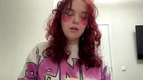 Snapshot of juliettesimich chatting on May 31, 12:01 pm Lily online show from May 31, 12:01 pm