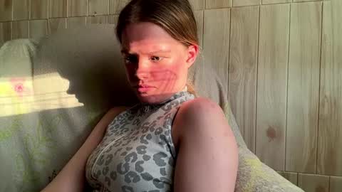 Snapshot of juligwartney chatting on June 17, 3:24 pm Malin online show from June 17, 3:24 pm