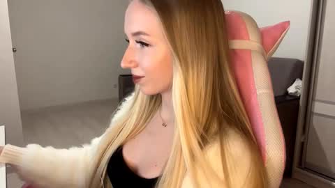 Snapshot of julissariecke chatting on November 9, 3:32 pm Sofie online show from November 9, 3:32 pm