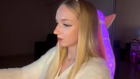 Snapshot of julissariecke chatting on November 10, 9:25 pm Sofie online show from November 10, 9:25 pm