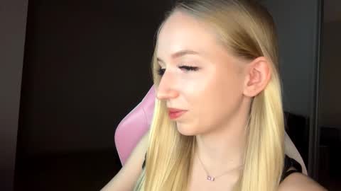 Snapshot of julissariecke chatting on November 28, 4:09 pm Sofie online show from November 28, 4:09 pm