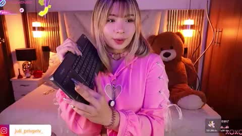 jullianapriv_ online show from February 21, 1:34 pm