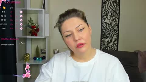 Jully online show from December 8, 1:35 am