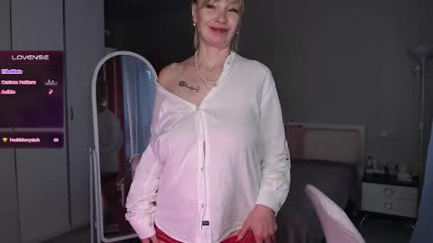 Snapshot of julvilnet chatting on November 6, 5:52 am Julia online show from November 6, 5:52 am