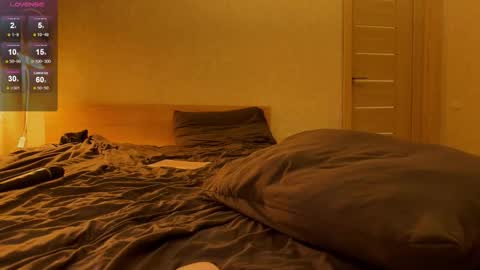 Snapshot of julya_flowerss chatting on February 19, 7:43 pm Hloya online show from February 19, 7:43 pm