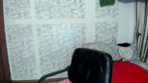Snapshot of julybravo chatting on June 4, 11:00 pm juliana online show from June 4, 11:00 pm