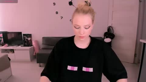 Snapshot of just_jessy_meow chatting on August 1, 4:28 pm JESSY online show from August 1, 4:28 pm
