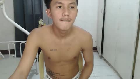 Snapshot of justcallme_james chatting on May 13, 7:17 am James online show from May 13, 7:17 am