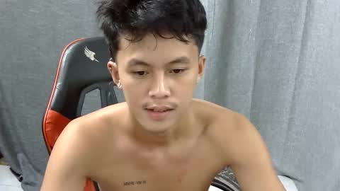 Snapshot of justcallme_james chatting on May 20, 2:51 am James online show from May 20, 2:51 am