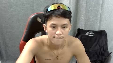 Snapshot of justcallme_james chatting on May 28, 4:32 am James online show from May 28, 4:32 am