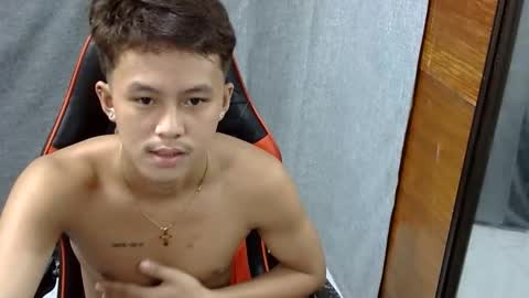Snapshot of justcallme_james chatting on June 10, 3:50 am James online show from June 10, 3:50 am