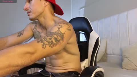 Snapshot of justin_valverde chatting on October 22, 3:18 am Justin online show from October 22, 3:18 am