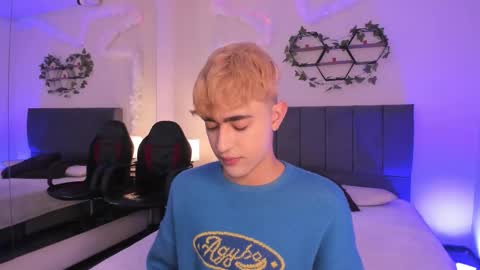 Snapshot of justinbe_ chatting on November 1, 11:23 am Justin online show from November 1, 11:23 am