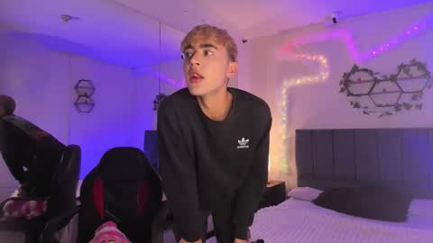 Snapshot of justinbe_ chatting on November 15, 11:29 am Justin online show from November 15, 11:29 am