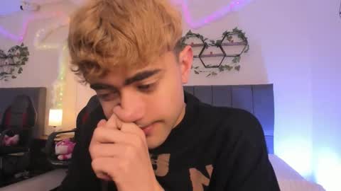 Snapshot of justinbe_ chatting on December 3, 11:19 am Justin online show from December 3, 11:19 am