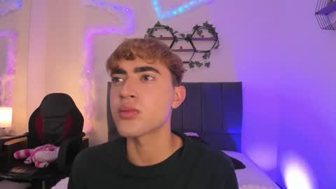 Snapshot of justinbe_ chatting on December 4, 11:30 am Justin online show from December 4, 11:30 am