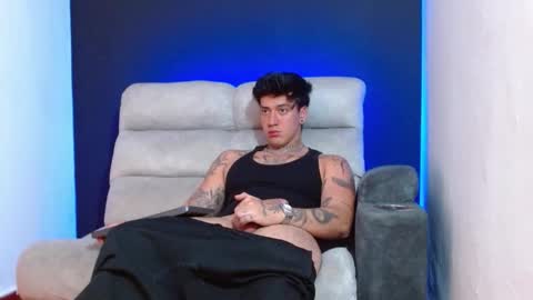 Snapshot of justinfuller_31 chatting on December 19, 8:38 pm justinfuller_31 online show from December 19, 8:38 pm