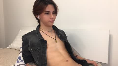 Snapshot of k0sta_32 chatting on December 7, 1:03 am k0sta online show from December 7, 1:03 am