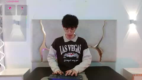 kai_tay1 online show from March 20, 11:37 am