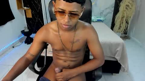 Snapshot of kaiser_alpha777 chatting on April 10, 9:52 pm kaiser_alpha777 online show from April 10, 9:52 pm