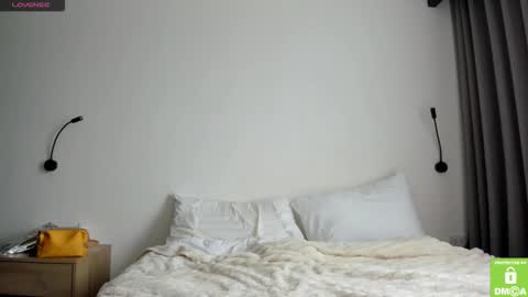 Snapshot of kalisee_ chatting on December 16, 5:45 am Kalisee online show from December 16, 5:45 am