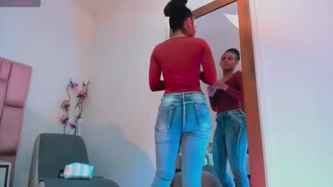 Snapshot of kamila_arias chatting on June 24, 1:10 pm online show from June 24, 1:10 pm