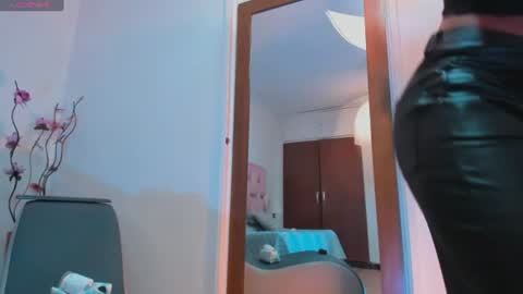 Snapshot of kamila_arias chatting on June 27, 1:17 pm online show from June 27, 1:17 pm