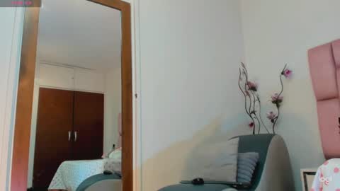 Snapshot of kamila_arias chatting on July 23, 2:37 pm online show from July 23, 2:37 pm
